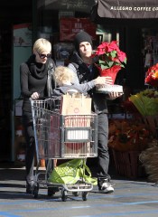 ©2010 RAMEY PHOTO 310-828-3445

Los Angeles, November 24th  2010

ASHLEE SIMPSON AND PETE WENTZ GROCERY SHOPPING.

RR (Mega Agency TagID: MEGAR105559_1.jpg) [Photo via Mega Agency]