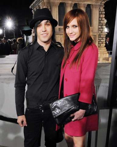 ©2008  credit NCNA only  310-828-3445

Musicians Pete Wentz and Ashlee Simpson attend the premiere of the motion picture sci-fi thriller "Cloverfield", at Paramount Studios in Los Angeles on January 16, 2008. XYZ (Mega Agency TagID: MEGAR119136_1.jpg) [Photo via Mega Agency]