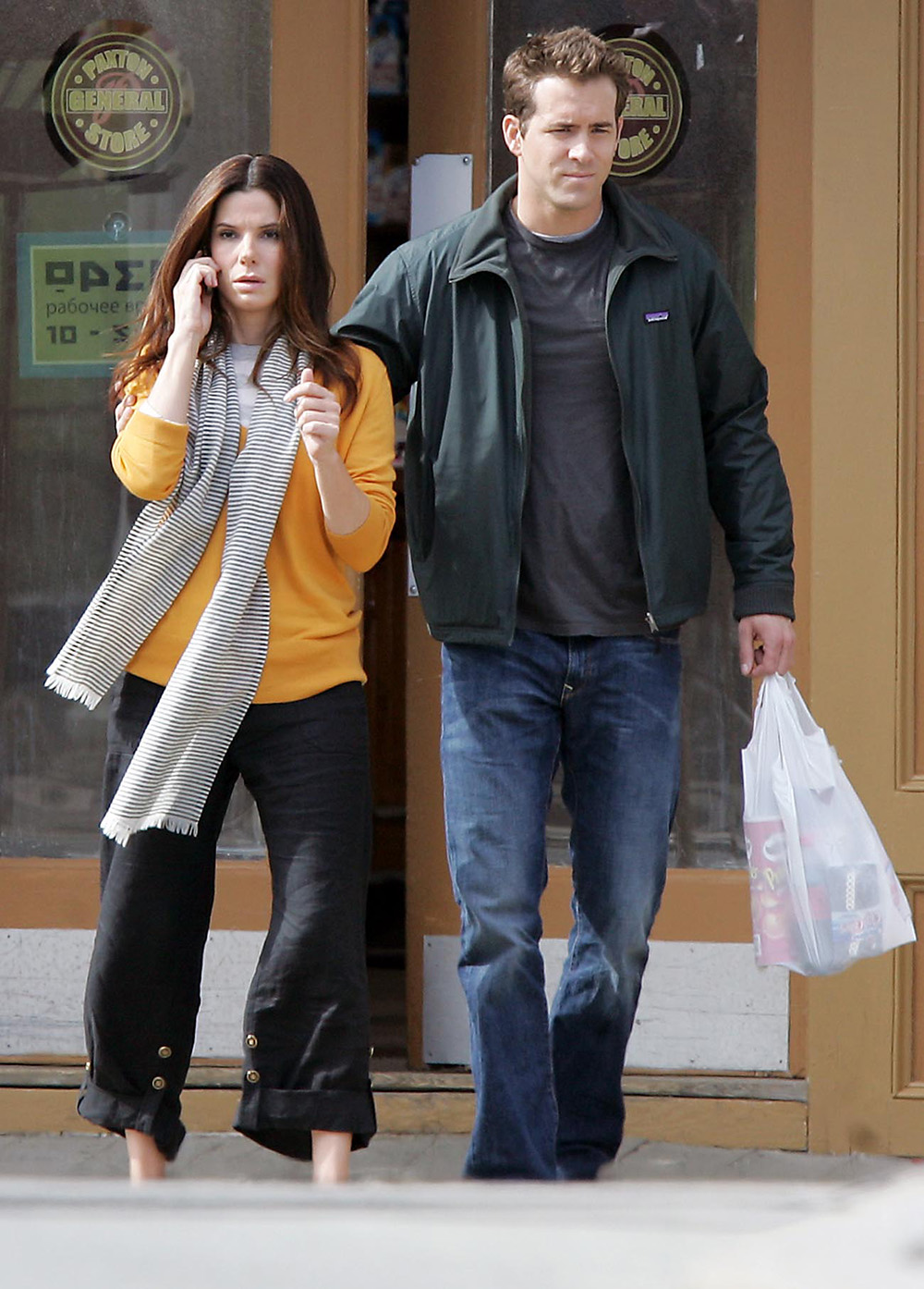 SANDRA BULLOCK AND RYAN REYNOLDS ON SET