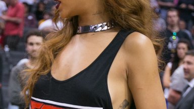 Rihanna No Bra