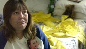 Amanda Berry Visits Mothers Grave