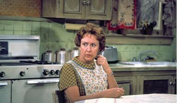 Jean Stapleton Dies