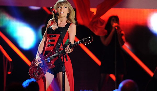 Taylor Swift Performance CMT Awards