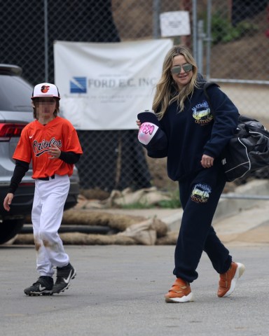 Los Angeles, CA  - *EXCLUSIVE*  - Kate Hudson does the heavy lifting as she carries her son Bing's baseball bag full of bats and gear. Kate was leaving Bing's game and luckily her fiance Danny Fujikawa offered to help take the bag off her shoulder.

Pictured: Kate Hudson, Danny Fujikawa 

BACKGRID USA 2 APRIL 2022 

BYLINE MUST READ: BACKGRID

USA: +1 310 798 9111 / usasales@backgrid.com

UK: +44 208 344 2007 / uksales@backgrid.com

*UK Clients - Pictures Containing Children
Please Pixelate Face Prior To Publication*