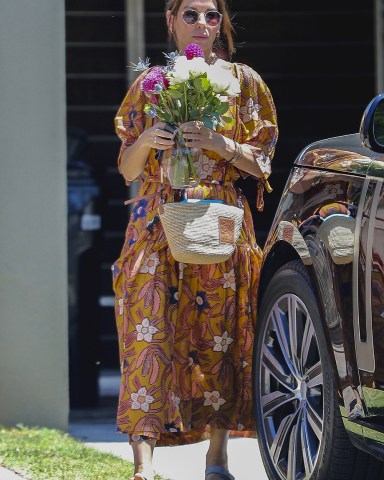 Los Angeles, CA  - *EXCLUSIVE*  - Actress Sandra Bullock enjoys quality time with a friend the day after celebrating her 59th birthday, it's a wonderful day filled with gifts and joyful moments.

Pictured: Sandra Bullock 

BACKGRID USA 27 JULY 2023 

USA: +1 310 798 9111 / usasales@backgrid.com

UK: +44 208 344 2007 / uksales@backgrid.com

*UK Clients - Pictures Containing Children
Please Pixelate Face Prior To Publication*