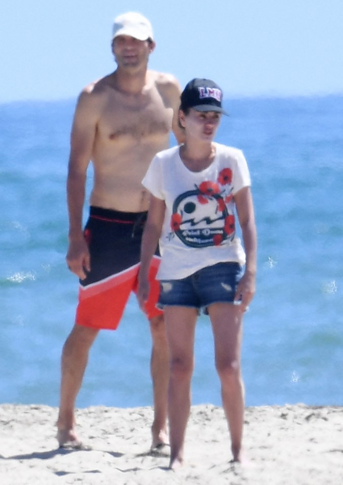 Ashton Kutcher & Mila Kunis On The Beach