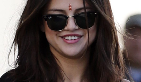 Selena Gomez Bindi