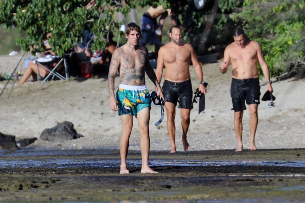 EXCLUSIVE: Justin Bieber takes a walk on the beach in Hawaii after snorkeling