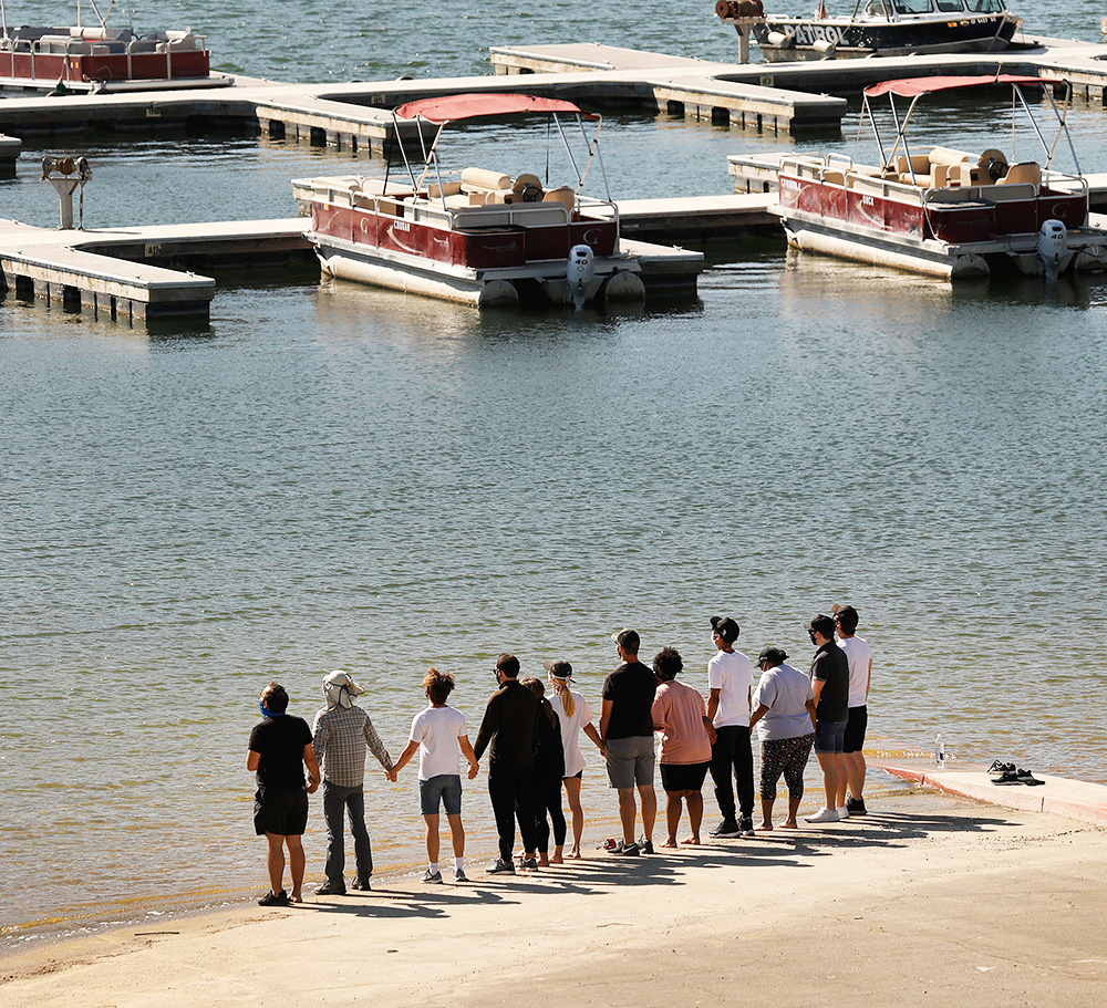 Cast members "Glee" gather naya rivera missing body death lake