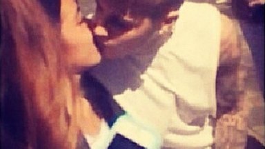 justin bieber kissing