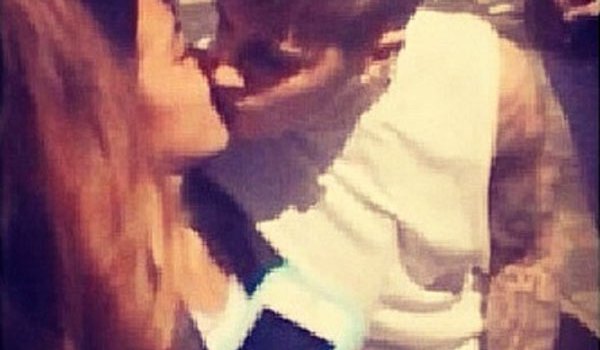 justin bieber kissing