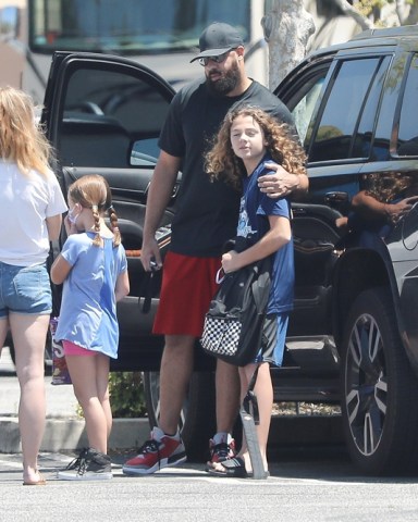 Los Angeles, CA - *EXCLUSIVE* - Former playmate Kendra Wilkinson stops by the market to pick up a few essentials before heading to her ex's place to pick up her kids on this Sunday afternoon. **SHOT ON 05/03/2020**Pictured: Kendra Wilkinson, Hank Baskett, Alijah Mary Baskett, Hank Baskett IVBACKGRID USA 4 MAY 2020 BYLINE MUST READ: RAAK / BACKGRIDUSA: +1 310 798 9111 / usasales@backgrid.comUK: +44 208 344 2007 / uksales@backgrid.com*UK Clients - Pictures Containing ChildrenPlease Pixelate Face Prior To Publication*