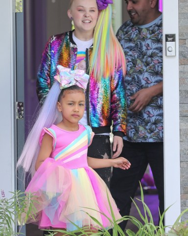 Los Angeles, CA - *EXCLUSIVE* **WEB MUST CALL FOR PRICING** - Kim Kardashian and North West leave JoJo Siwa's house in Los Angeles. JoJo and the West girls are collaborating as it has been announced that North will be appearing in the singer's upcoming video. Shot on 03/27/18.Pictured: JoJo Siwa, North WestBACKGRID USA 28 MARCH 2019 USA: +1 310 798 9111 / usasales@backgrid.comUK: +44 208 344 2007 / uksales@backgrid.com*UK Clients - Pictures Containing ChildrenPlease Pixelate Face Prior To Publication*