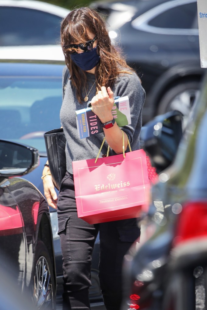 Jennifer Garner Carries A Book