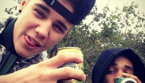 ‪Justin Bieber Partying‬