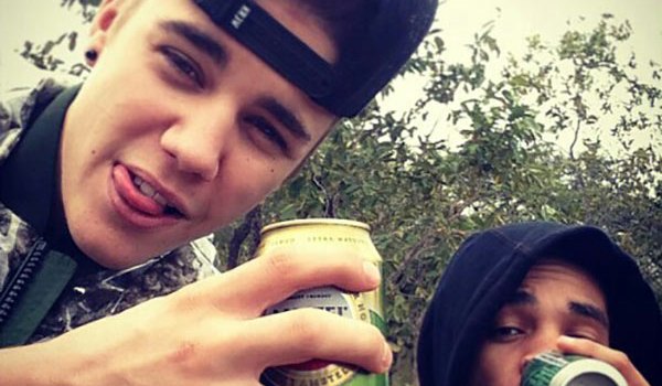 ‪Justin Bieber Partying‬