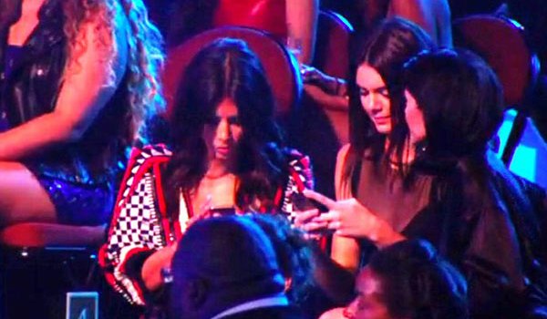 Kim Kardashian texting VMA