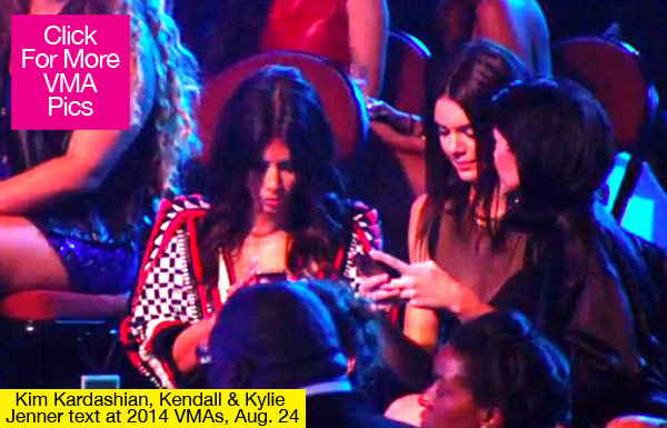 Kim Kardashian texting VMA