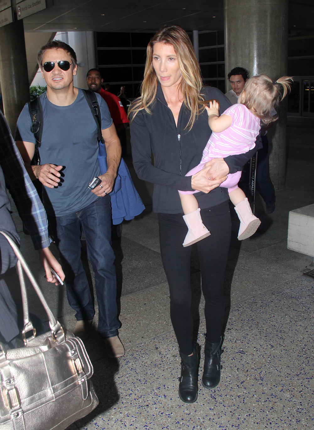 ©2014 RAMEY PHOTO 310-828-3445

EXCLUSIVE!

Los Angeles, California, October 13, 2014

Jeremy Renner and wife Sonni Pacheco arrive at LAX with their daughter Ava.

SNAPSNAP (Mega Agency TagID: MEGAR11565_1.jpg) [Photo via Mega Agency]