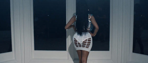 Nicki Minaj Bares Butt No Love Video