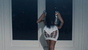 Nicki Minaj Bares Butt No Love Video