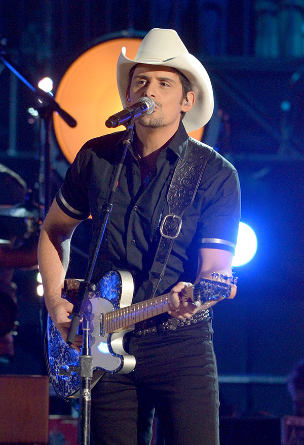 brad-paisely-cma-awards-2014-gty-3