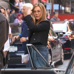 Jennifer Aniston and Jon Hamm film 'The Morning Show' in New York City

Pictured: Jennifer Aniston,Jon Hamm
Ref: SPL5488764 260922 NON-EXCLUSIVE
Picture by: Christopher Peterson / SplashNews.com

Splash News and Pictures
USA: +1 310-525-5808
London: +44 (0)20 8126 1009
Berlin: +49 175 3764 166
photodesk@splashnews.com

World Rights