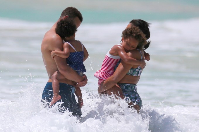 Steph & Ayesha Curry With Their Kids At The Beach