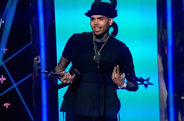 chris-brown-bet-awards-2015-acceptance-1