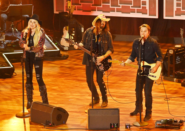 billy-ray-cyrus-performance-acms-firerose-ss