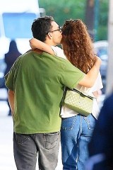 New York, NY - *EXCLUSIVE* - Jack Antonoff and Margaret Qualley show PDA as they step out in Tribeca, New York.Pictured: Jack Antonoff, Margaret QualleyBACKGRID USA 7 OCTOBER 2021 USA: +1 310 798 9111 / usasales@backgrid.comUK: +44 208 344 2007 / uksales@backgrid.com*UK Clients - Pictures Containing ChildrenPlease Pixelate Face Prior To Publication*