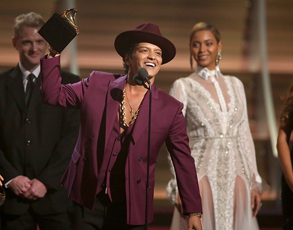 2016-grammy-awards-bruno-mars-award-ftr