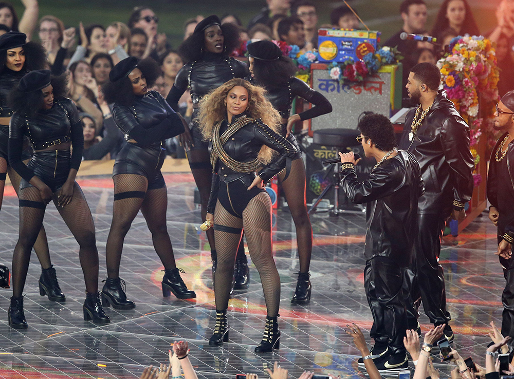 Beyonce Knowles and Bruno Mars
NFL 2015/16 Superbowl 50 Denver Broncos v Carolina Panthers Levi's Stadium, Santa Clara, America - 07 Feb 2016
NFL Super Bowl 50 Denver Broncos beat the Carolina Panthers. Coldplay with lead singer Chris Martin perform at half time with Beyonce Knowles and Bruno Mars.