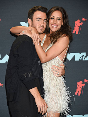 Kevin Jonas, Danielle Deleasa