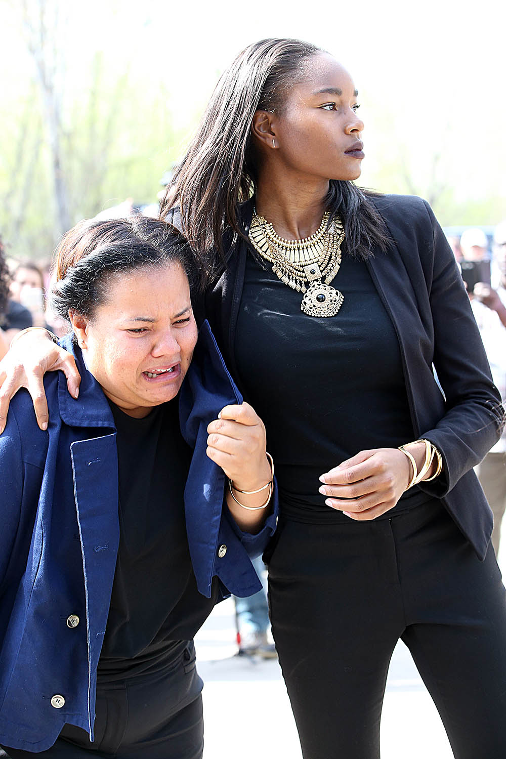 Memorial guest for Prince, arrive and give gifts to fans.