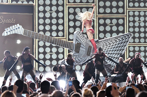 britney-spears-billboard-music-awards-performance-4