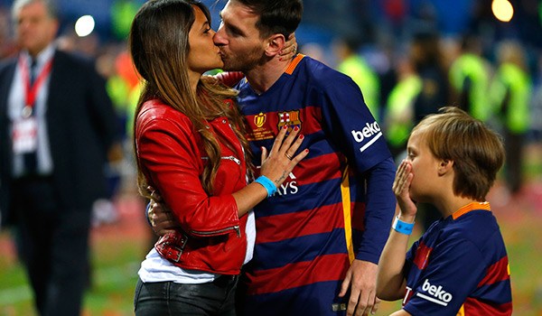 Lionel Messi Kisses Wife