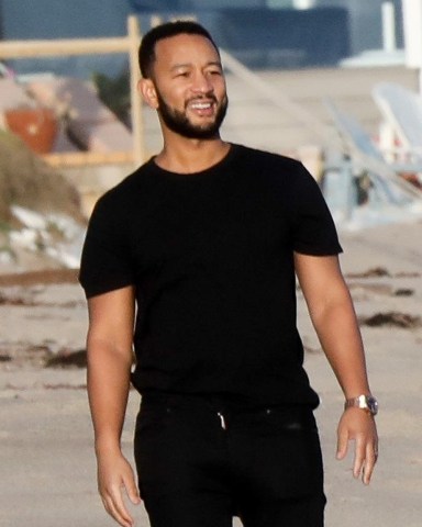 Malibu, CA  - *EXCLUSIVE*  - John Legend and Chrissy Teigen enjoy some fresh air while having a fun day at the beach in Malibu. **Shot on 03/15/20**

Pictured: John Legend

BACKGRID USA 16 MARCH 2020 

BYLINE MUST READ: RMBI / BACKGRID

USA: +1 310 798 9111 / usasales@backgrid.com

UK: +44 208 344 2007 / uksales@backgrid.com

*UK Clients - Pictures Containing Children
Please Pixelate Face Prior To Publication*