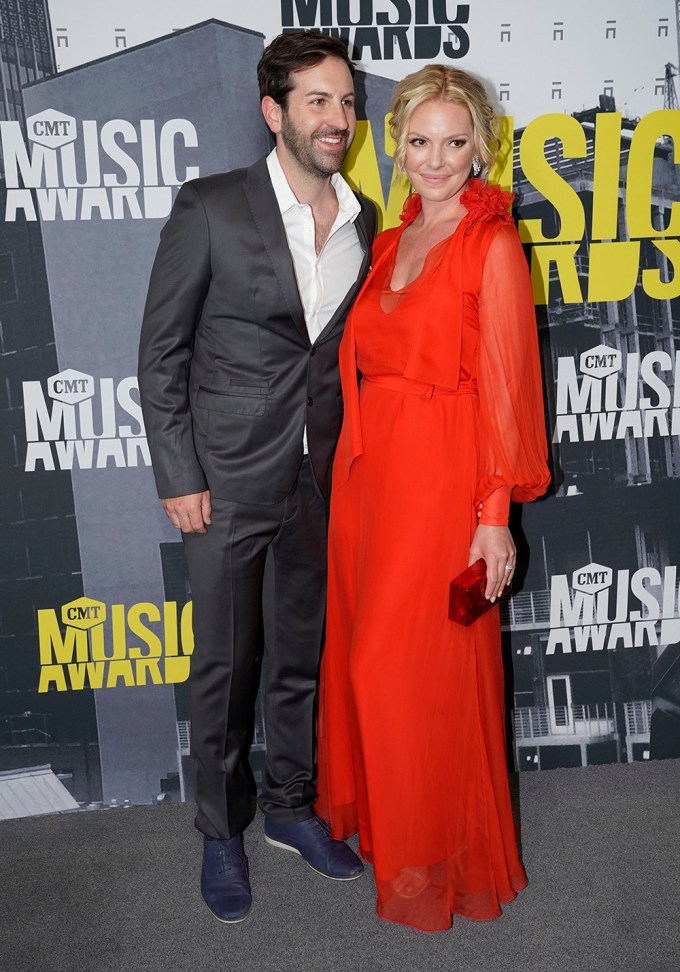 Katherine Heigl & Josh Kelley pose