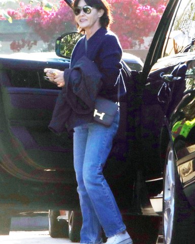 Malibu, CA  - *EXCLUSIVE*  - Shannen Doherty first time seen after announcing Nasty divorce for her husband and first time seeing after long days at hospital fighting cancer stage 4in her brain takes her mom to Zoho restaurant in Malibu for dinner

Pictured: Shannon Doherty

Pictured: Shannen Doherty 

BACKGRID USA 22 JUNE 2023 

BYLINE MUST READ: RMBI / BACKGRID

USA: +1 310 798 9111 / usasales@backgrid.com

UK: +44 208 344 2007 / uksales@backgrid.com

*UK Clients - Pictures Containing Children
Please Pixelate Face Prior To Publication*