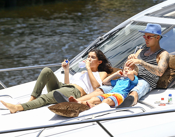 justin-bieber-alexandra-rodriguez-yacht-miami-ffn-5