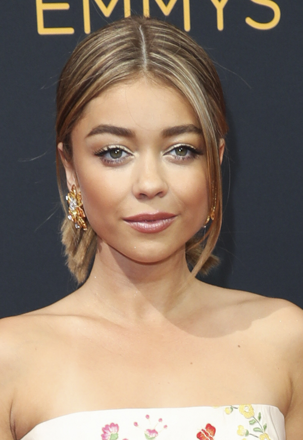 sarah-hyland-emmys-hair-makeup-2016-emmy-awards-photos