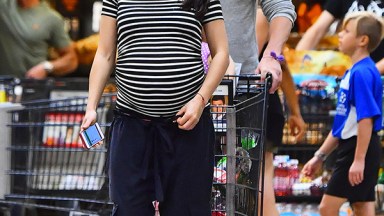 Ashton Kutcher Mila Kunis Shopping Pregnant