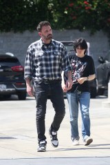 Santa Monica, CA  - *EXCLUSIVE*  - Ben Affleck enjoys an afternoon out for lunch with his daugther Seraphina in Santa Monica.

Pictured: Ben Affleck

BACKGRID USA 8 JUNE 2023 

USA: +1 310 798 9111 / usasales@backgrid.com

UK: +44 208 344 2007 / uksales@backgrid.com

*UK Clients - Pictures Containing Children
Please Pixelate Face Prior To Publication*