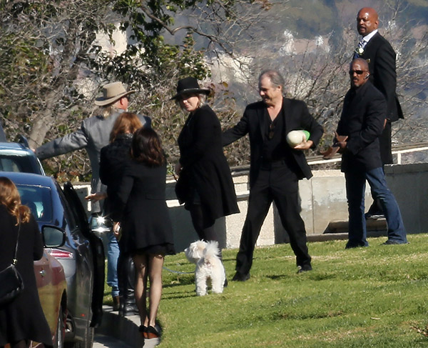 todd-fisher-taylor-lautner-carrie-fisher-funeral-debbie-reynolds-spl-5