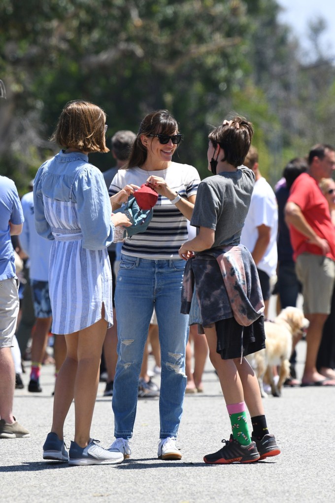 Jennifer Garner & Daughter Violet Pick Up Seraphina