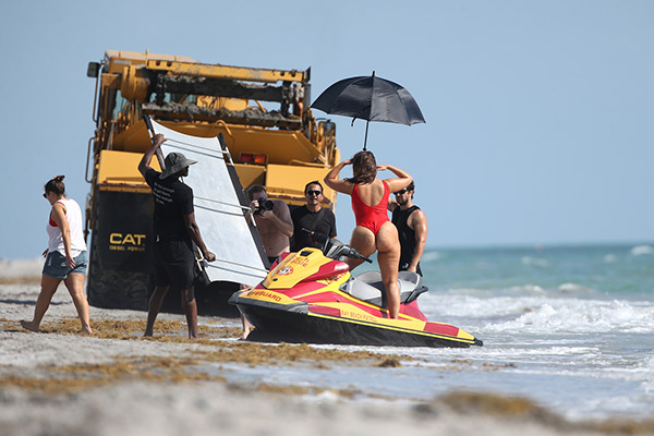 ashley-graham-baywatch-14