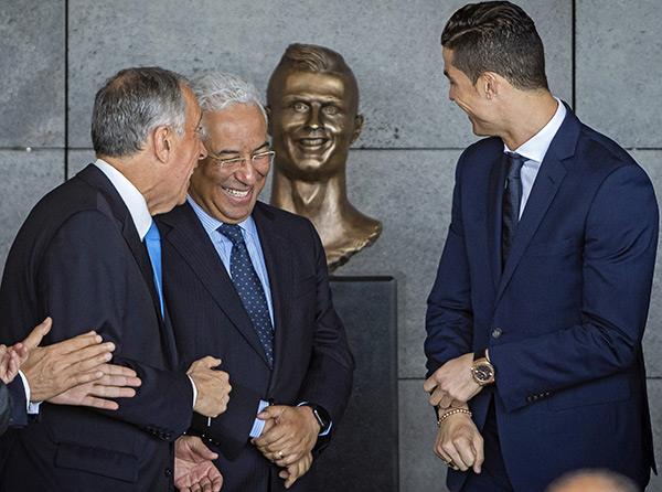 Cristiano-Ronaldo-statue-mess-up-8