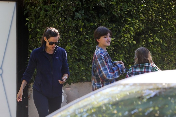 Jennifer Garner Picks Her Kids Up From A Friends