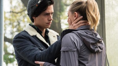 Riverdale Betty Jughead Kiss